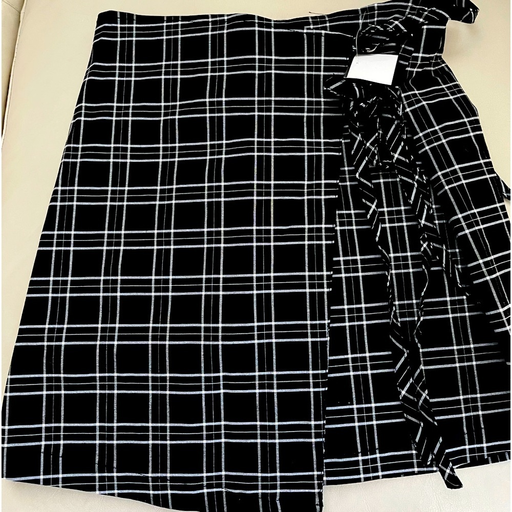 Madeline and Monroe Juniors size small skirt, cute for back to school